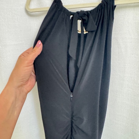 Elegant Black Sleeveless Dress - Picture 9 of 11